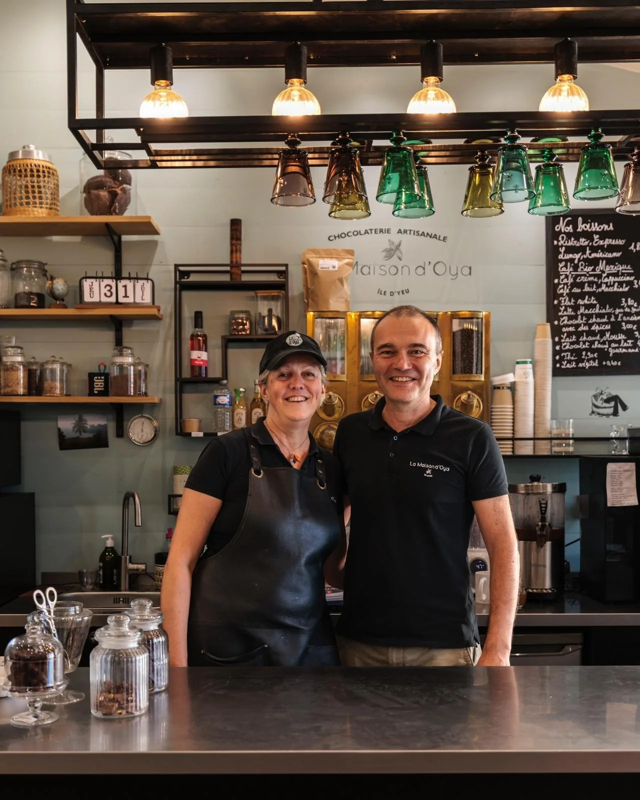 Florence et Didier au comptoir de la Maison d'Oya