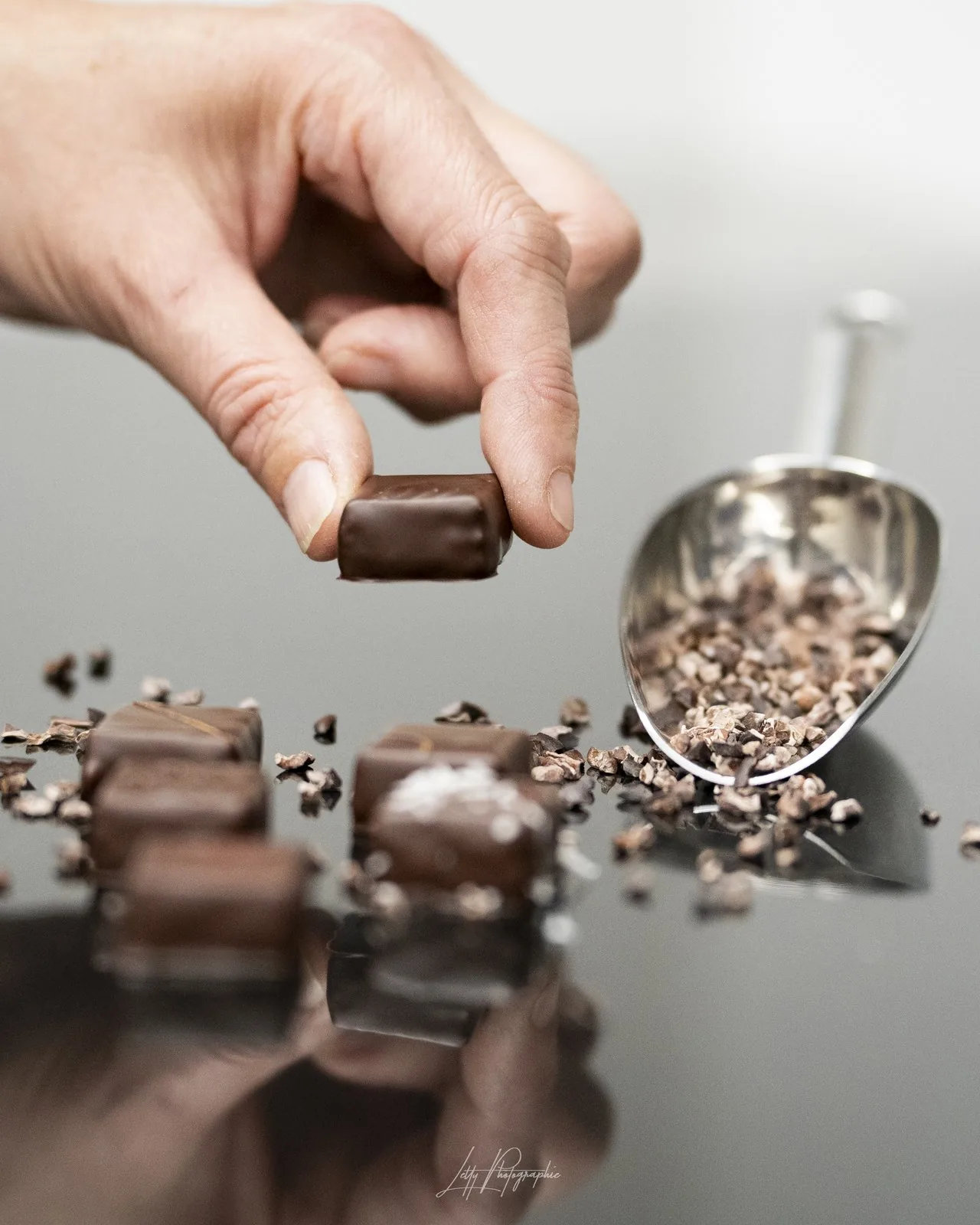 Pralinés et éclats de cacao en finition