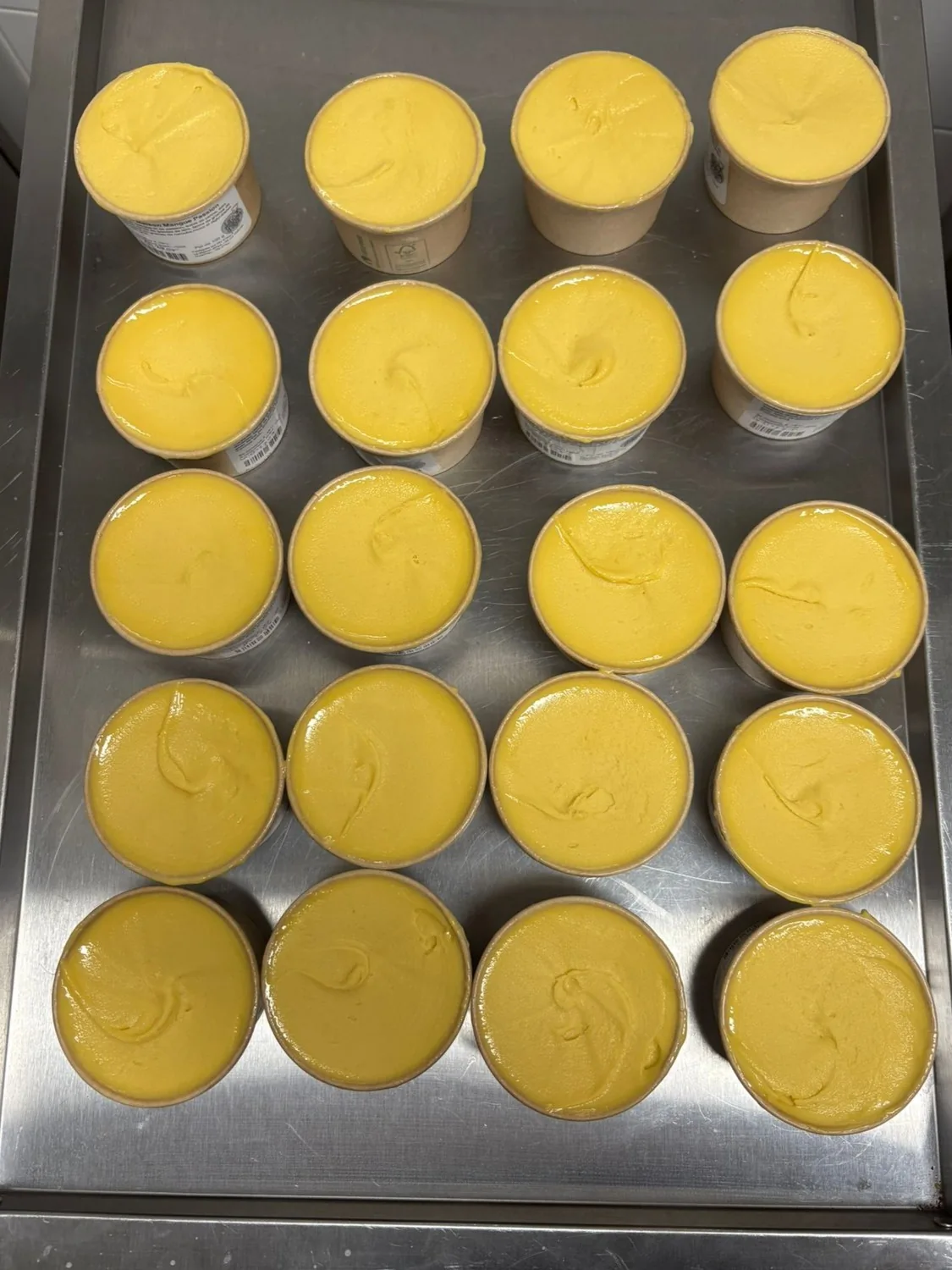 Pots de sorbet citron préparés à l'atelier