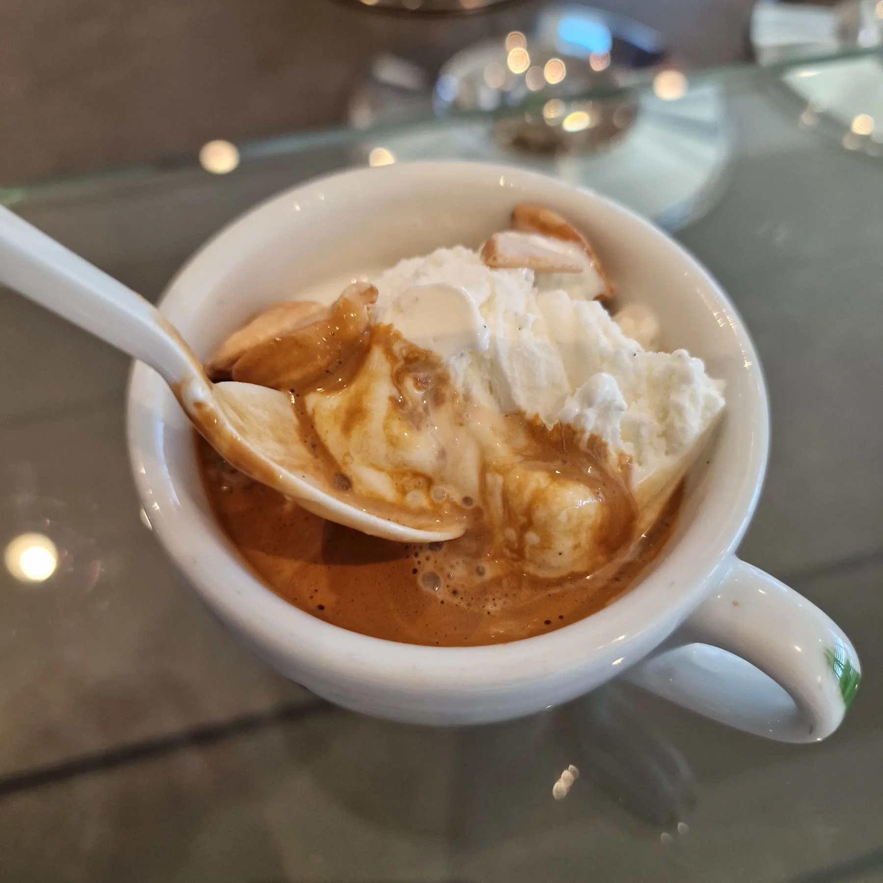 Affogato italien avec glace fleur de lait et expresso chaud.